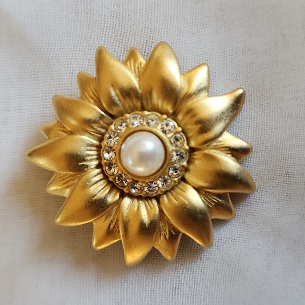 PRETTY LITTLE PRE-OWNED SWAROVSKI PIN